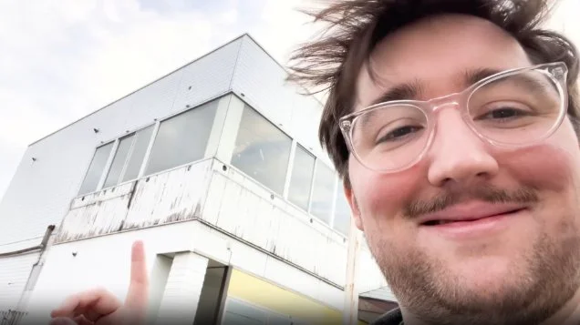 Nick Robinson in front of the store seen in the old viral internet photo of “Michealsoft Binbows”