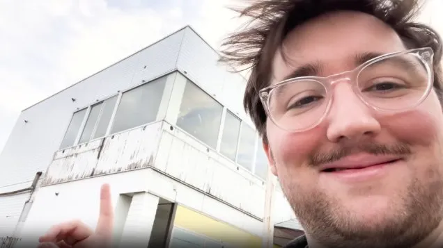 Nick Robinson in front of the store seen in the old viral internet photo of “Michealsoft Binbows”