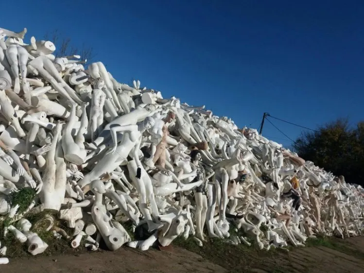 Mannequin Mountain at Mannikin.